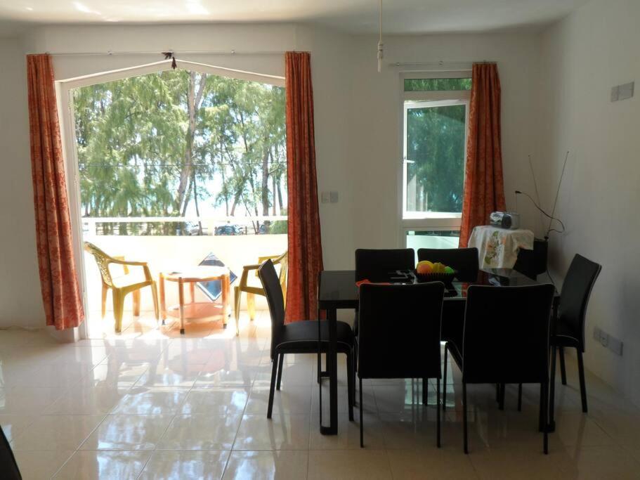 Sea Front 2 Bedrooms Apartment Flic-en-Flacq Esterno foto